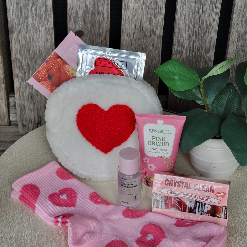 Heart-Themed Skincare and Socks Set - Picture 4 of 4